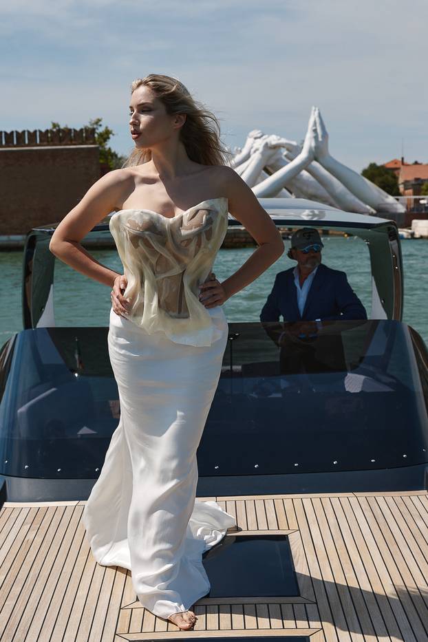 Prizori koji ostavljaju bez daha! Pogledajte modele u mokrim haljinama na jahtama u Veneciji