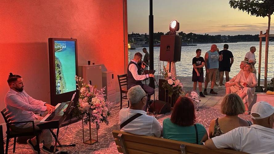 Supetar postao pametan grad: Digitalni totemi, AI kamere i pametni odvoz mijenjaju otok
