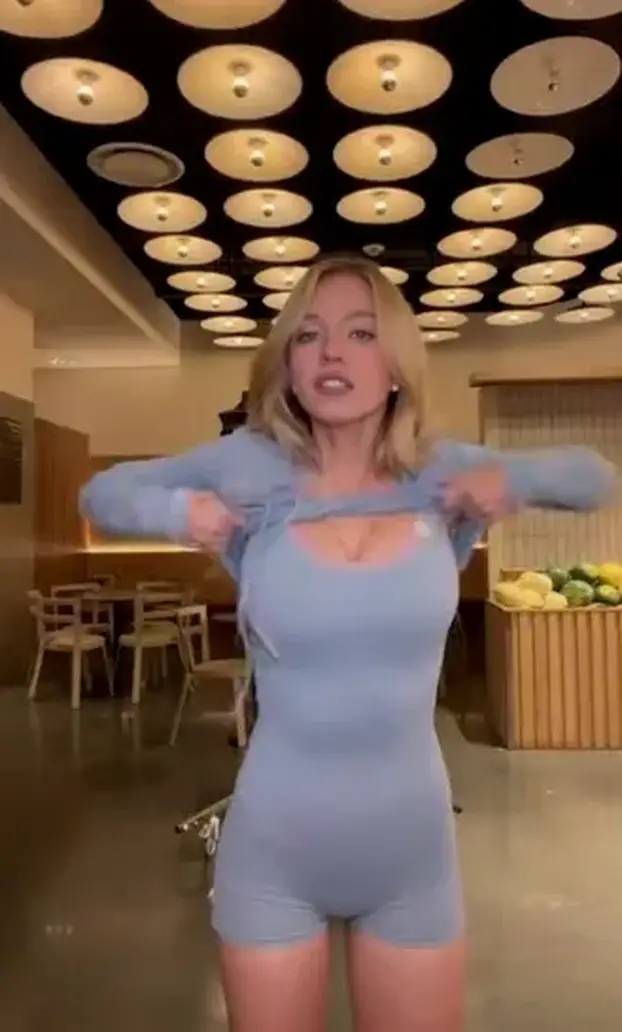 FOTO Ups! Sydney Sweeney je spustila majicu pa joj ispod grudnjaka provirile bujne grudi