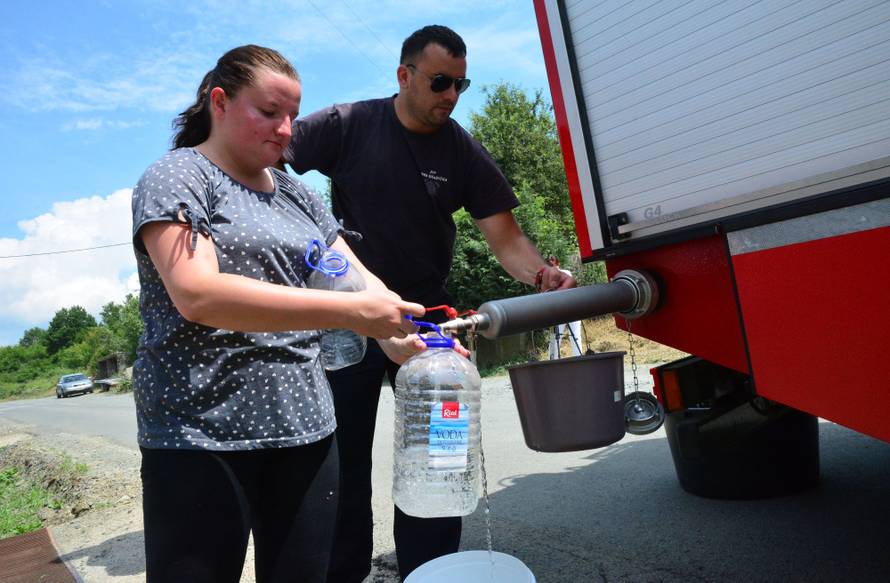 Vodu moraju kupovati: Plaćaju račune, a iz slavine curi mulj