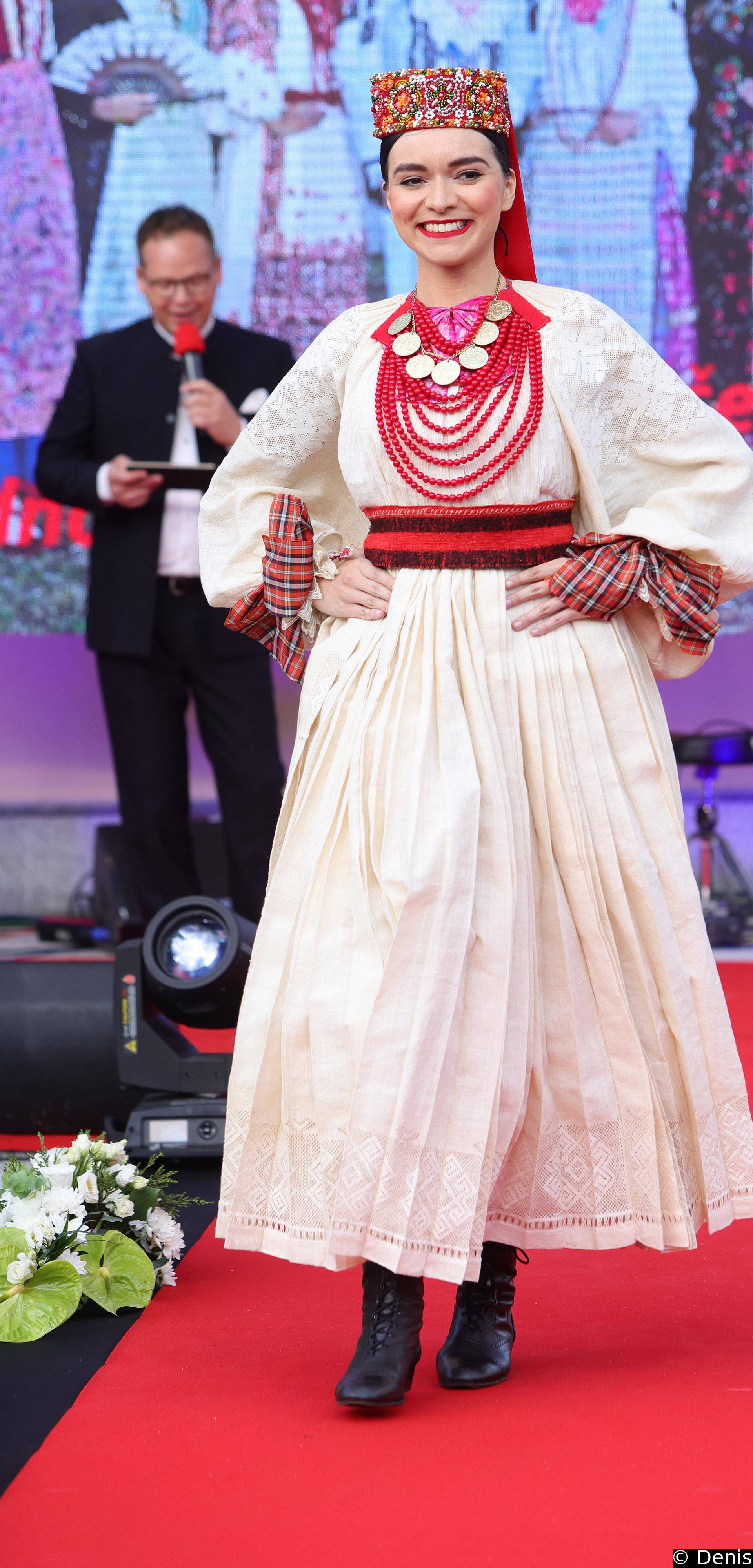 Drina Jelena Dujmić iz Kanade pobjednica je Revije tradicijske odjeće pri izboru najljepše Hrvatice u narodnoj nošnji izvan RH