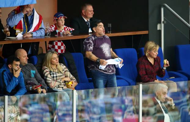 Zagreb: Maradona i njegova djevojka strastveno navijaju na me?u parova Davis Cupa