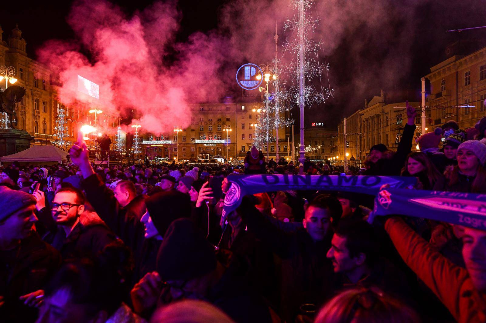 Zagreb: Ispraćaj Stare godine na Trgu bana Jelačića počeo nastupom Novih fosila