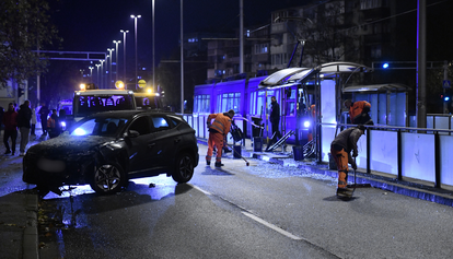 FOTO Kaos u Zagrebu: Autom se zaletio u tramvajsku stanicu u Prečkom, cesta je puna stakla...