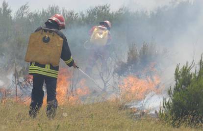 Vatrogasci još nisu ugasili požar trave na otoku Šolti