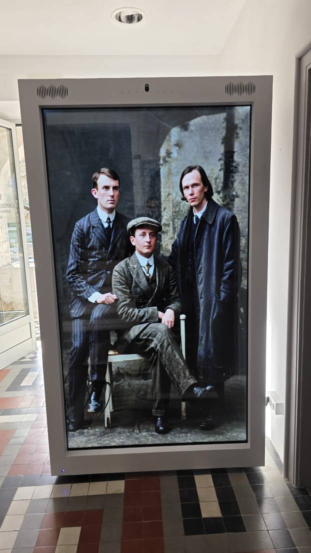 FOTO U Imotskom možete okinuti selfie s Tinom Ujevićem. Čak se i miče. Evo o čemu je riječ