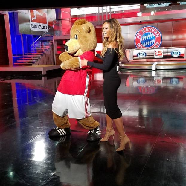 FOTO Incident u studiju Lige prvaka: Voditeljici pukla uska haljina, Henryju su 'bježale oči'