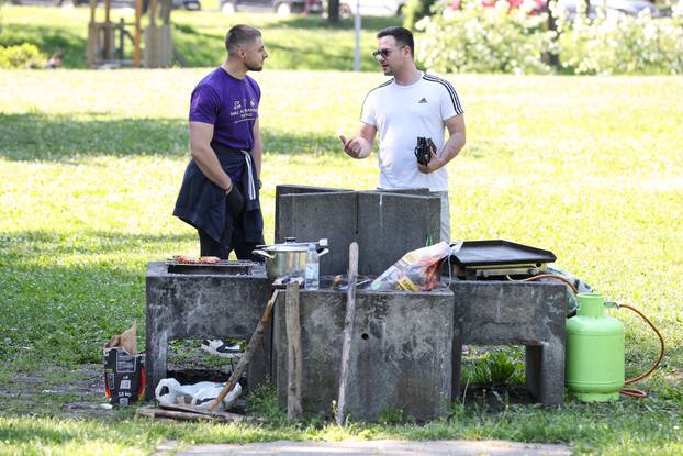 Zagreb: Građani i na Bundeku uz roštilj slave praznik rada 