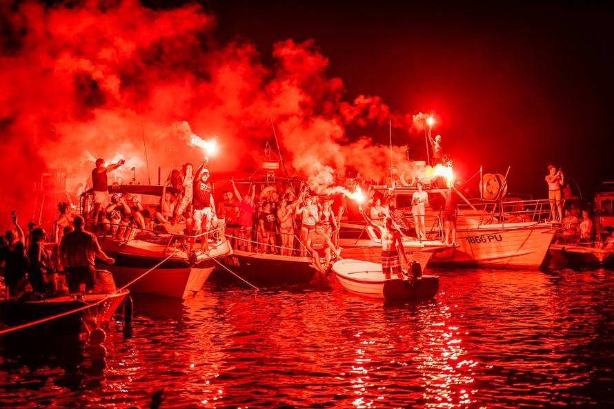 Klapa Rišpet upriličila je koncert pod zvjezdanim nebom: U moru ih okružilo 300 manjih brodica