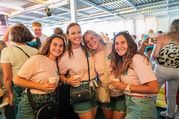 Split: Koncert u čast Oliveru Dragojeviću  na trajektu za Velu Luku