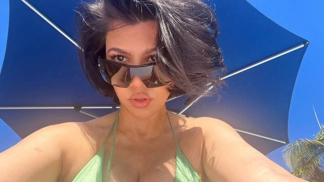 Kourtney Kardashian pokazala trudnički trbuščić: Odmarala se na bazenu pa pozirala u bikiniju