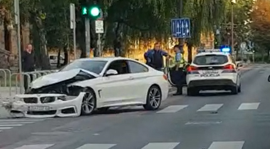 Sudarili se BMW i taksi: 'Jedan od njih je prošao kroz crveno...'