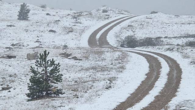 FOTO Zimska idila u Dalmaciji: Snijeg pao na Mosoru,  Biokovu, Svilaji, Kamešnici i Dinari