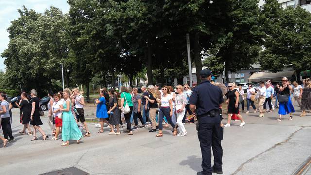 Zagreb: Pravosudni službenici nastavljaju sa štrajkom, stigli su pred zgradu NSK
