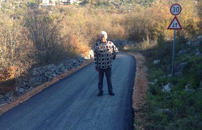 Ivan (82) sam probijao cestu i asfaltirao je punih deset godina