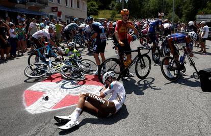 U pokušaju 'selfieja' izazvao veliki sudar na Tour de Franceu. Sad mu prijeti odlazak na sud...