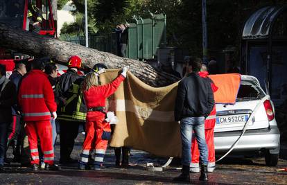 Nevrijeme u Napulju: Stablo je palo na auto, čovjek poginuo
