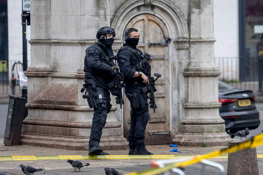 ?ovjek maše nožem s prozora u Lewishamu, policija na terenu