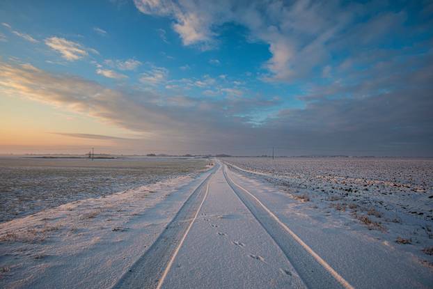 Slavonska ravnica u mrzlo jutro: Predivni prizori snijega i leda