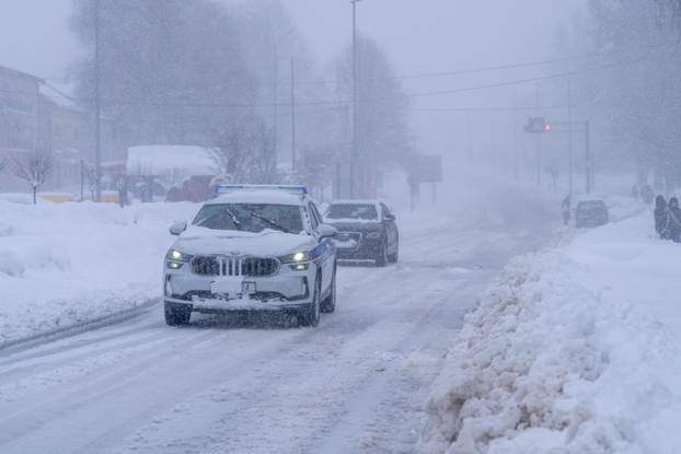 Korenica: Jako snježno nevrijeme stvorilo velike probleme u prometu