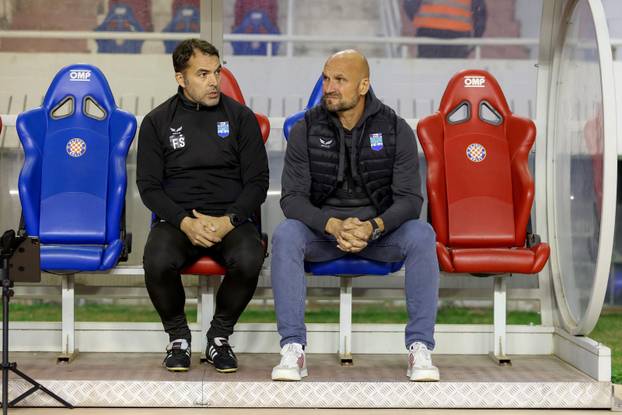 Zagrijavanje nogometaša uoči početka utakmice 13. kola SuperSport HNL-a između Hajduka i Osijeka