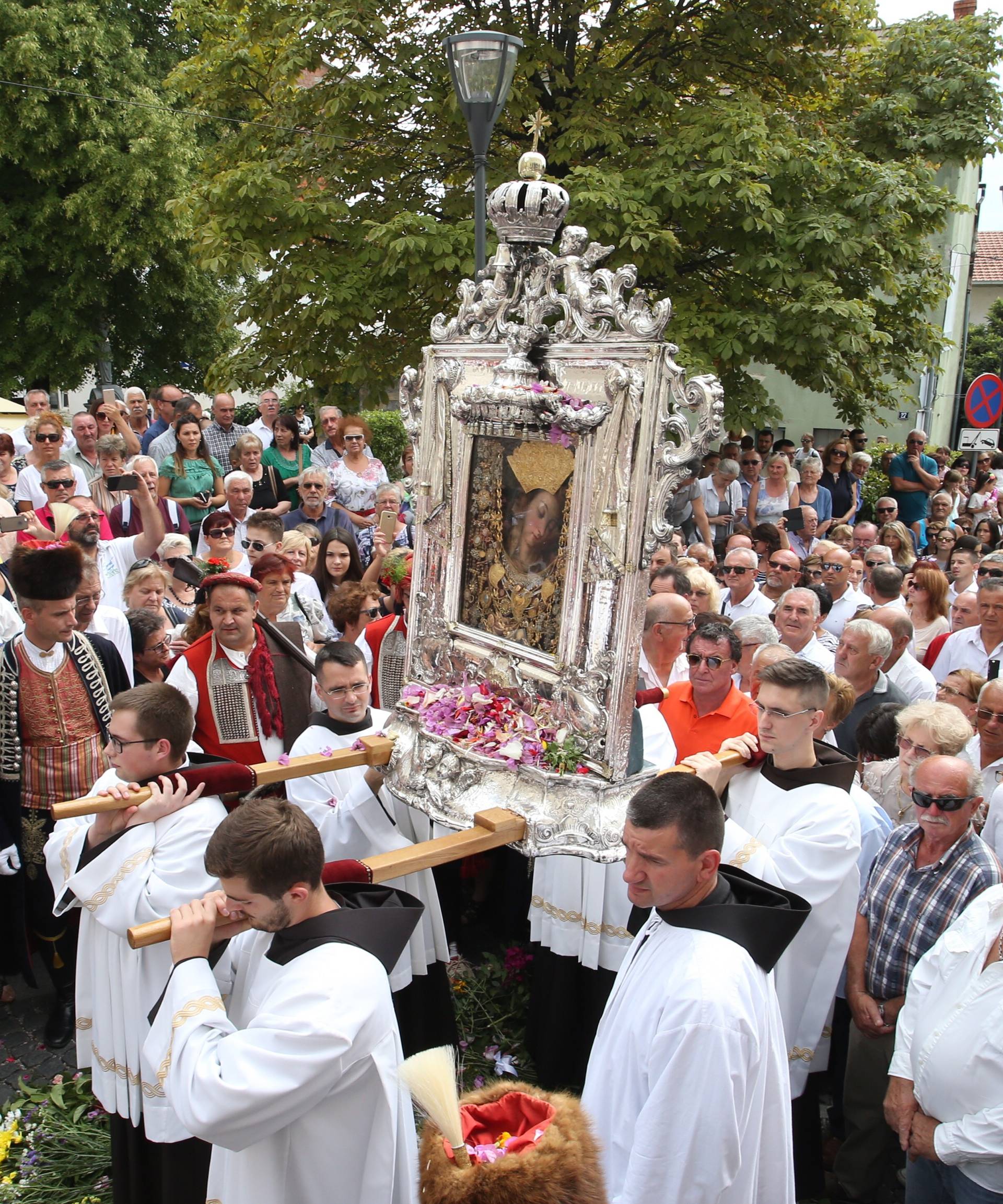 Sinj: TisuÄe vjernika sudjelovalo u procesiji i misnom slavlju povodom svetkovine Velike Gospe