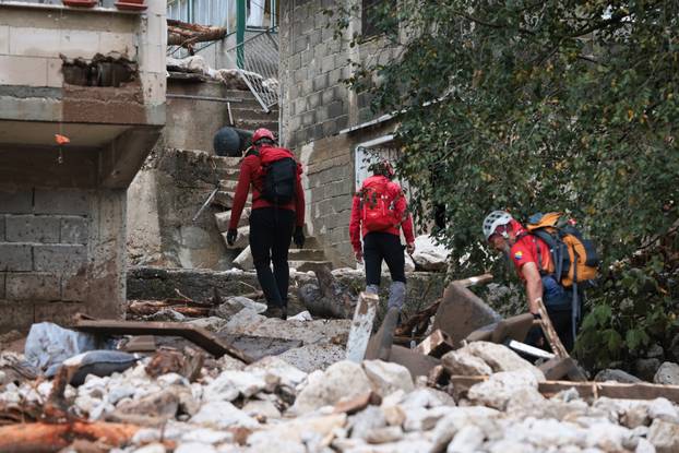 Jablanica: Ispod ruševina kuća traje potraga za žrtvama 