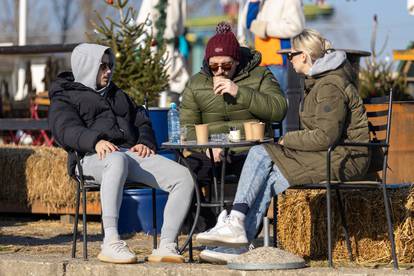 FOTO Na kopnu -10°C, u Malom Lošinju se ljudi kupaju u moru!