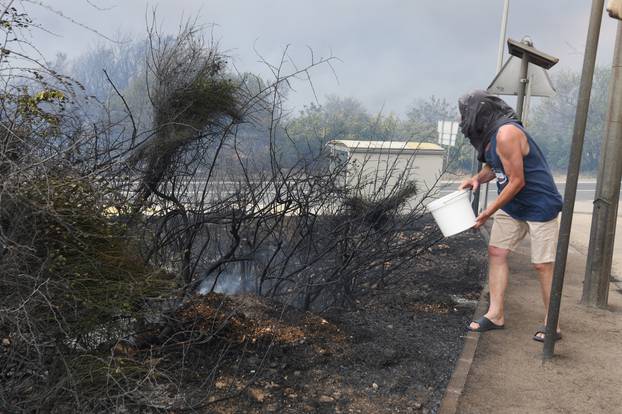 Jak vjetar otežava gašenje požara koji je planuo kod Grebaštice, kanaderi i air tractori u akciji, evakuiraju se kuće