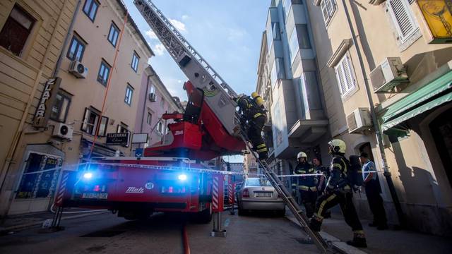 Rijeka: POžar na krovištu zgrade u centru grada