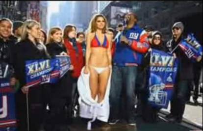 Seksi Maria ispoštovala okladu i skinula se na Times Squareu