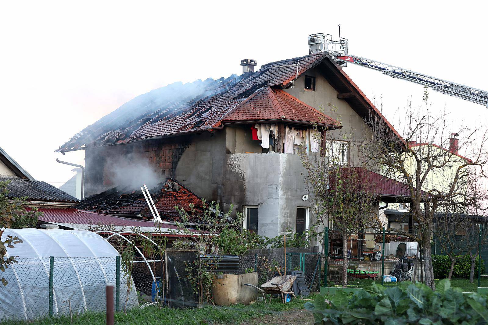 Zagreb: Vatrogasci gase požar na obiteljskoj kući u Blatu