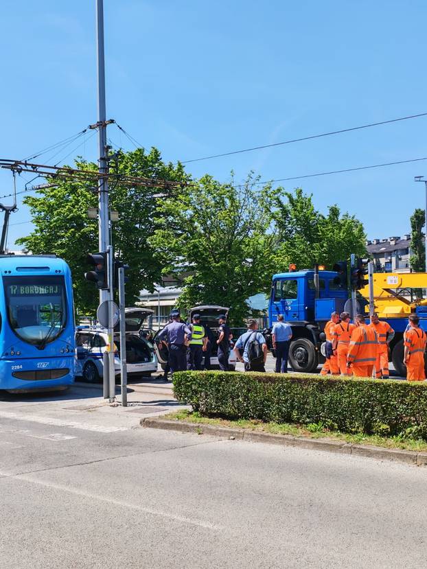 Pogledajte kaos na Jarunu gdje je tramvaj iskočio iz tračnica. Zabio se u policijski automobil