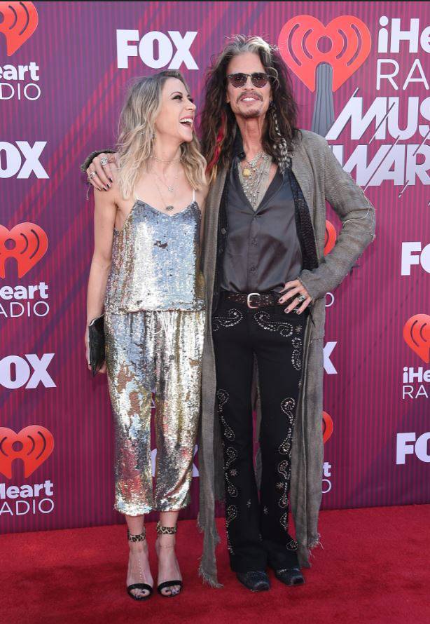 Steven Tyler (70) i Aimee (30) ljubakaju se kao napaljeni klinci