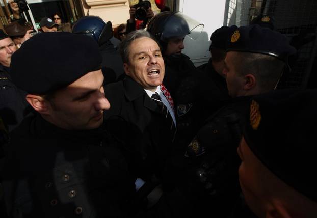 ARHIVA: Zagreb: Na prosvjedu protiv EU policija grubo privela nekolicinu prosvjednika