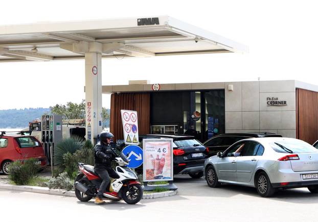Šibenik: Po?ele su gužve na benzinskim postajama uo?i najavljenog poskupljenja goriva