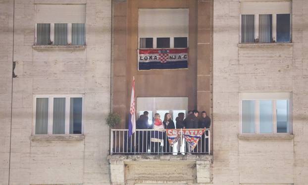 Zagreb: Navijači na različite načine prate doček Vatrenih na trgu