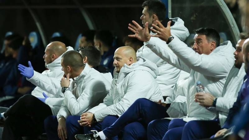 FOTO Kovačevićevi pomoćnici gubili živce na klupi, on je složio kiselu facu. Pogledajte fotke