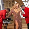 Mariah Carey zasjala u haljini teškoj čak 30 kilograma, ali nije se mogla sama popeti na binu