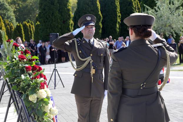 Vukovar: Polaganje vijenaca na Memorijalnom groblju povodom obilježavanja Dana sjećanja na nestale