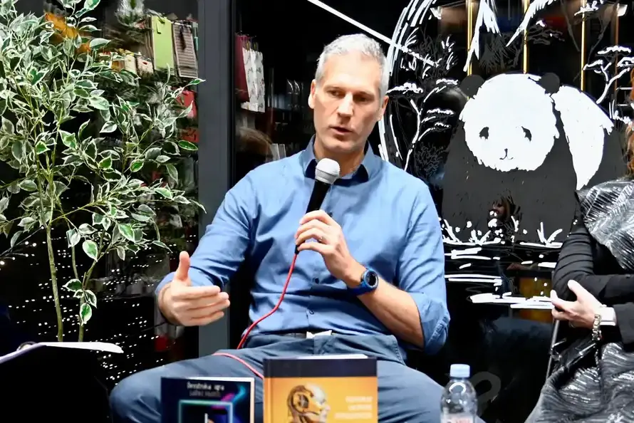 Superinteligencija 2030: Kako umjetna inteligencija mijenja čovjeka, odnose i emocije?