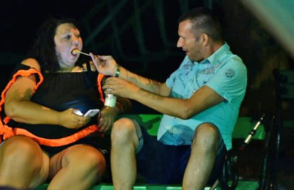 Neve iz 'Ljubav je na selu' blista u braku: Muž Zvone hranio je na klupici tijekom koncerta u Sinju