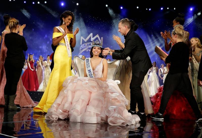 Miss Puerto Rico Stephanie Del Valle has her hair groomed after winning the Miss World 2016 Competition in Oxen Hill, Maryland.