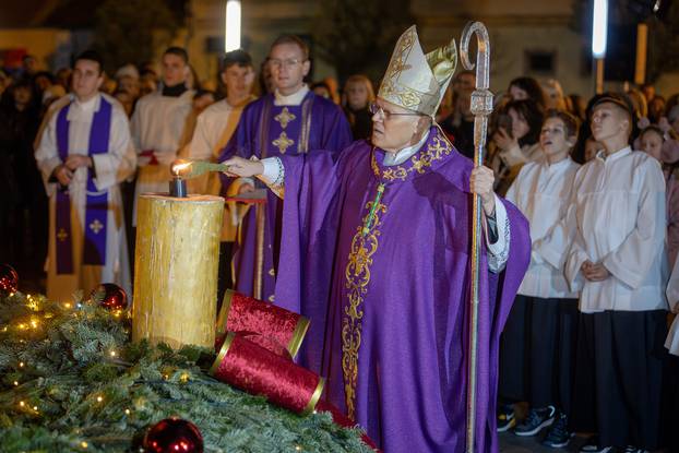 Osijek: Paljenje prve svijeće na adventskom vijencu ispred konkatedrale sv. Petra i Pavla