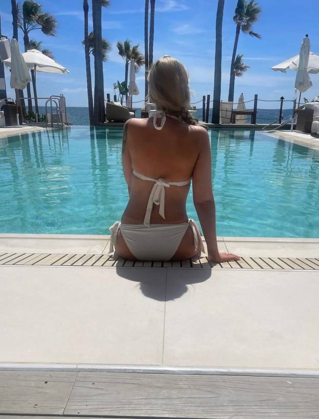 FOTO Kraljica pikada zamijenila je košulju bikinijem i oduševila