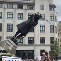 U Britaniji srušili kip političara robovlasnika: 'On to i zaslužuje'