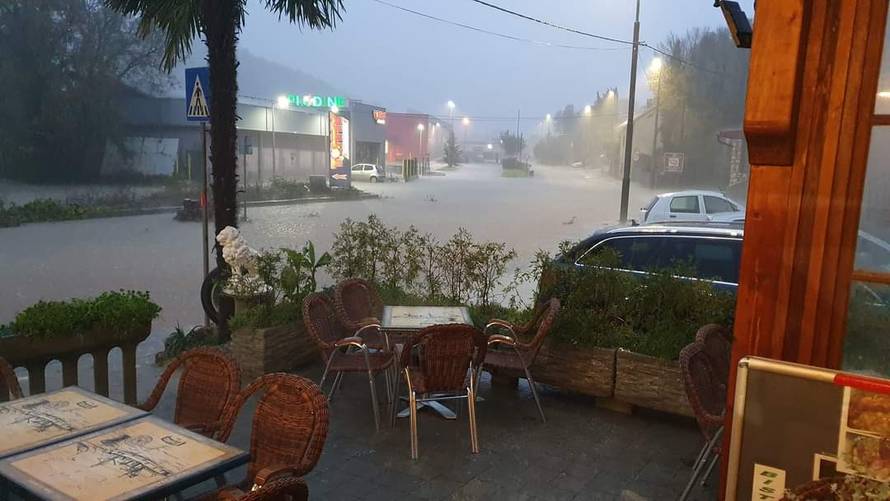 VIDEO Obilne kiše potopile Malinsku, Crikvenicu i Novi Vinodolski: 'Ceste su zatvorene'
