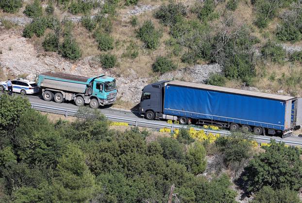 Plano: Teret s kamiona pao na automobil