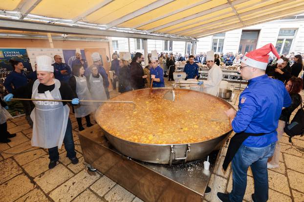 Split: Podijeljeno pet tisuća porcija bakalara koje je kuhalo preko 30 kuhara i 70 volontera