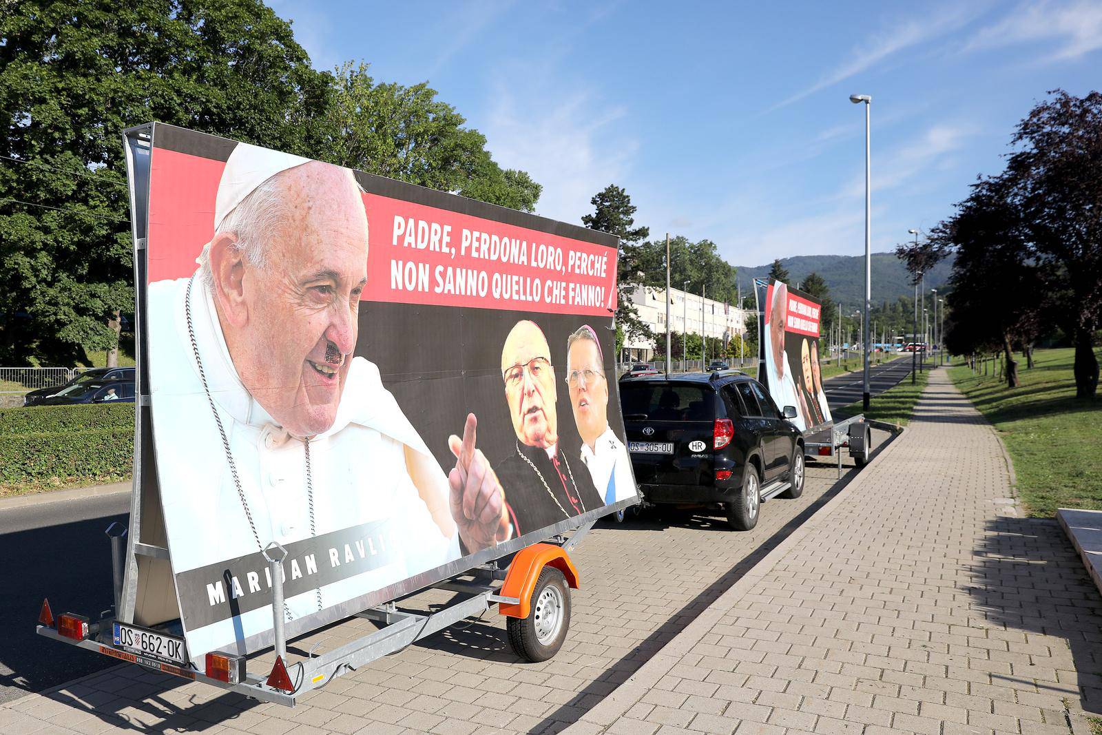 Poduzetnik jumbo plakatima prosvjeduje ispred HBK koji su mu dužni novac